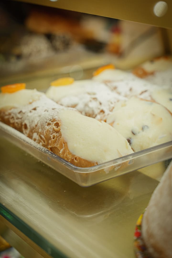 cannoli-siciliani-ricotta-cioccolato-agrumi-pasticceria-scimone-Palermo-Mondello