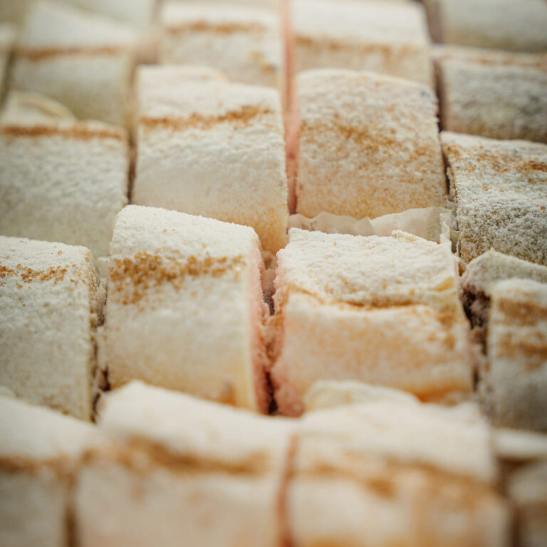 dita-di-apostolo-assortite-in-spiaggia-al-mare-mondello-palermo-pasticceria-scimone-1950