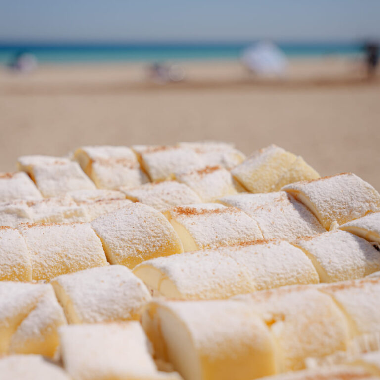 dita-di-apostolo-classiche-in-spiaggia-al-mare-mondello-palermo-pasticceria-scimone-1950