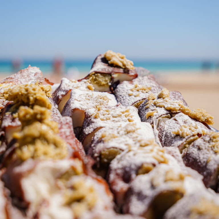 dita-di-apostolo-pasticceria-scimone-Palermo-in-spiaggia-1950