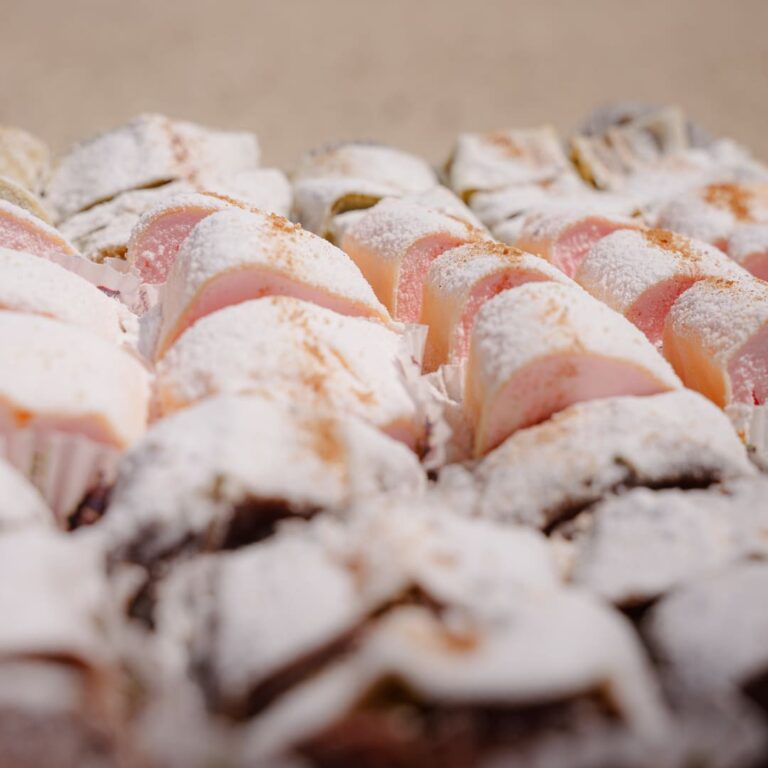 dita-di-apostolo-variegate-in-spiaggia-al-mare-mondello-palermo-pasticceria-scimone-1950