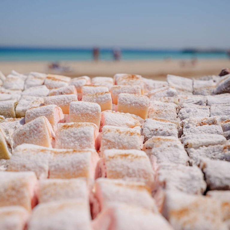 dita-di-apostolo-variegate-vista-spiaggia-al-mare-mondello-palermo-pasticceria-scimone-1950