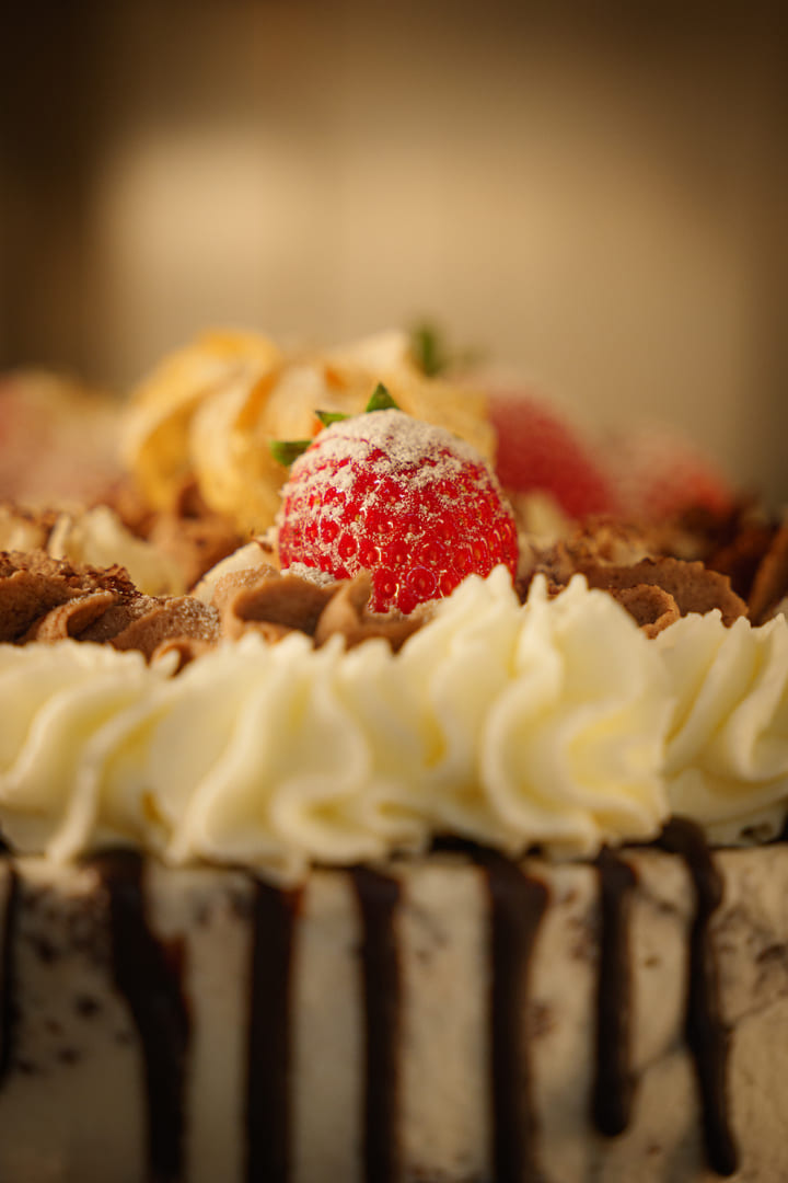 panna-e-fragoline-dolci-classici-siciliani-pasticceria-scimone-Palermo-Mondello