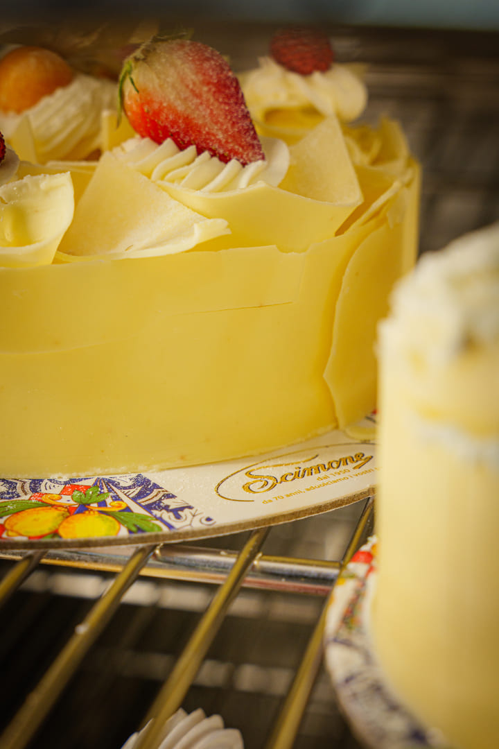 torta-panna-fragole-dolci-classici-siciliani-pasticceria-scimone-Palermo-Mondello